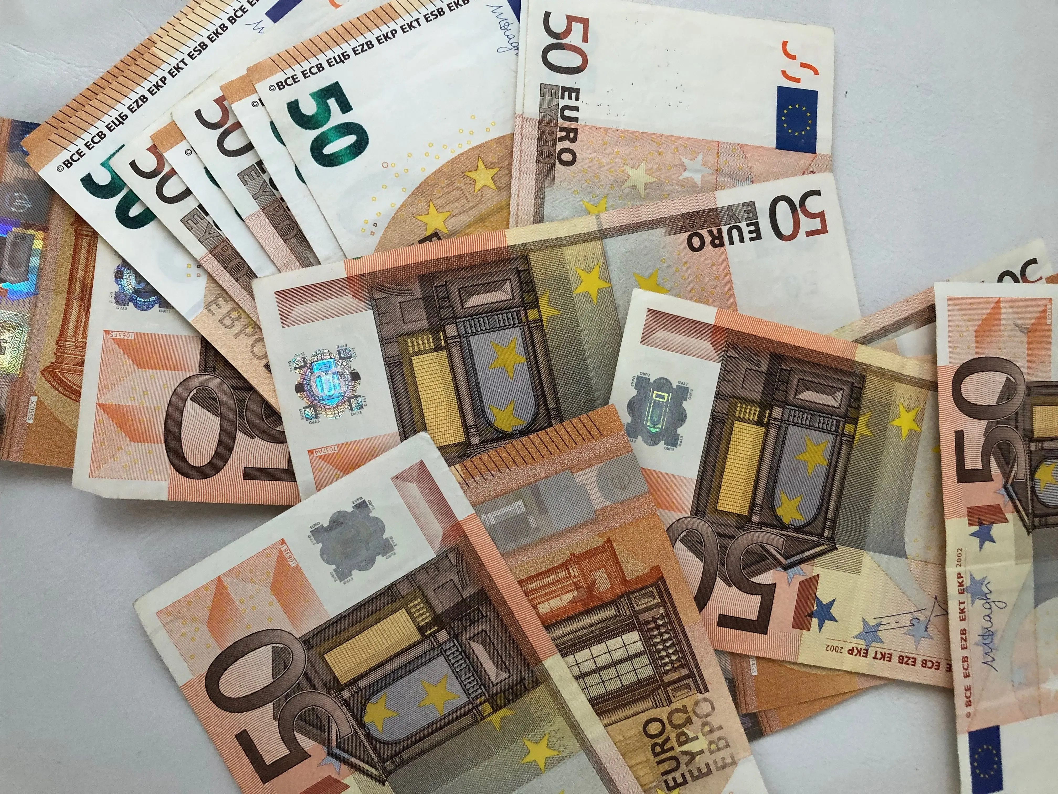 Косово, не використовуючи динарі, повністю переходить на використання євро.