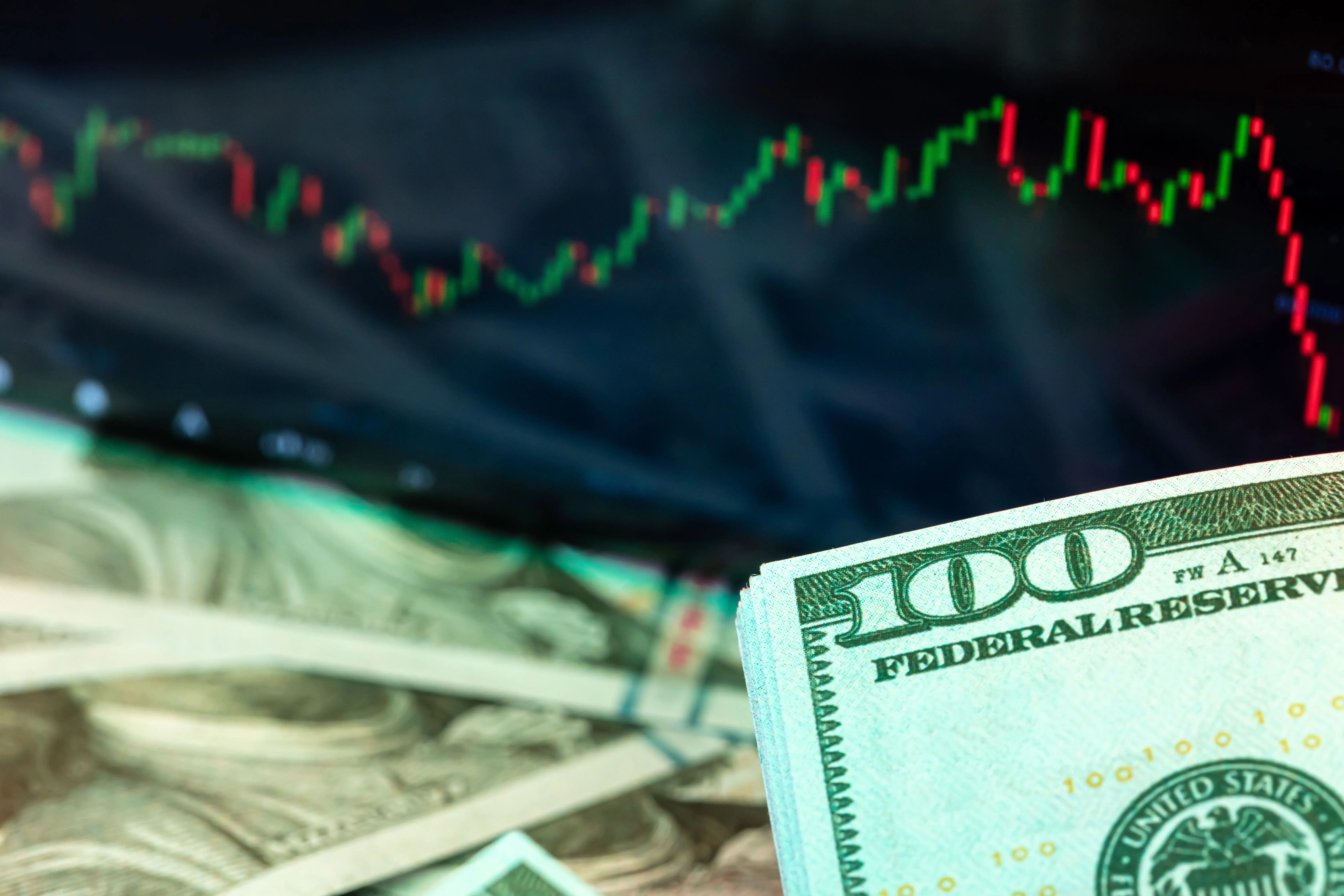 Долар оновив свій найнижчий рівень та йде на шлях до найбільшого спаду за останній рік.