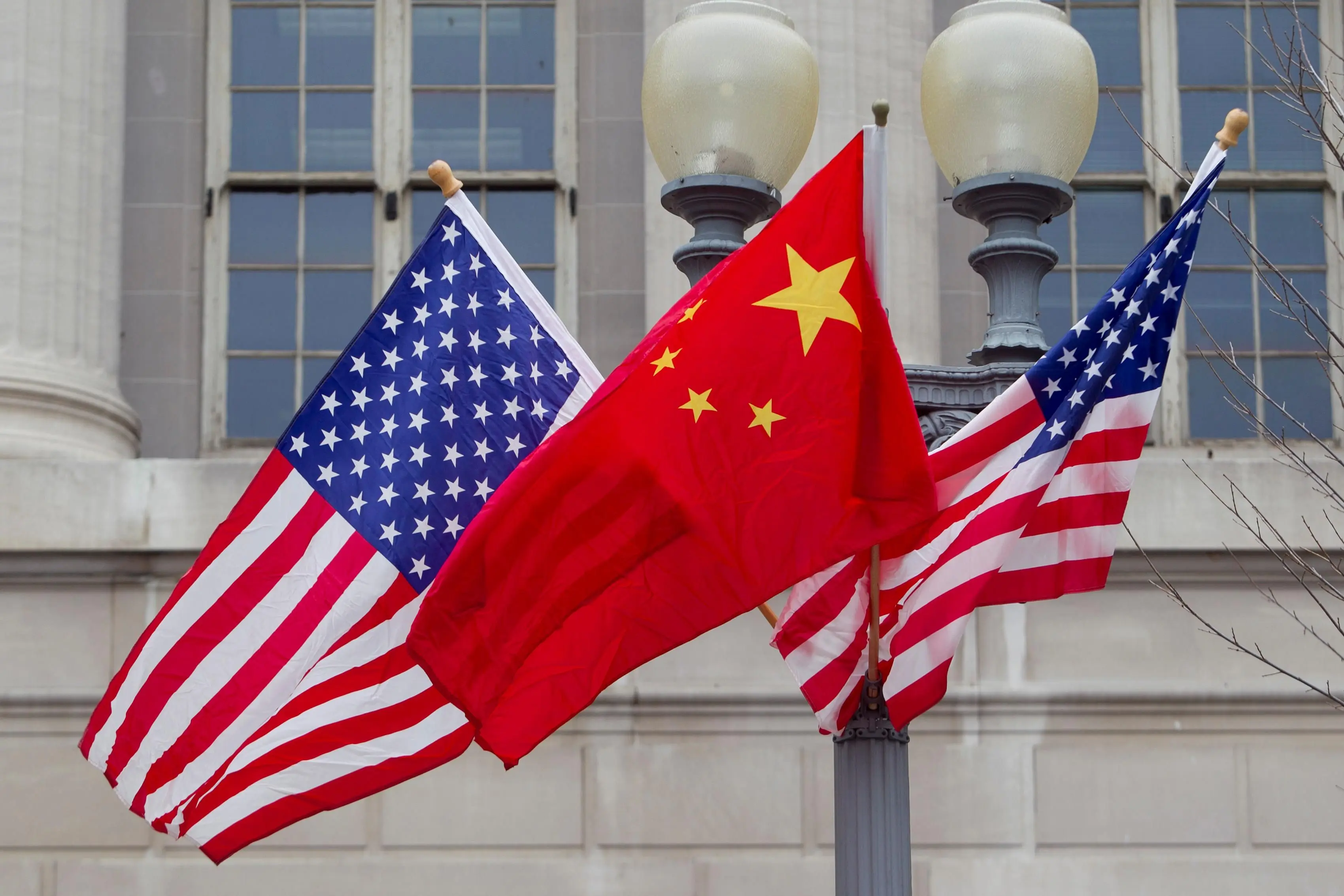 Яка країна першою стала найбільшою економікою у світі в протистоянні між США та Китаєм?