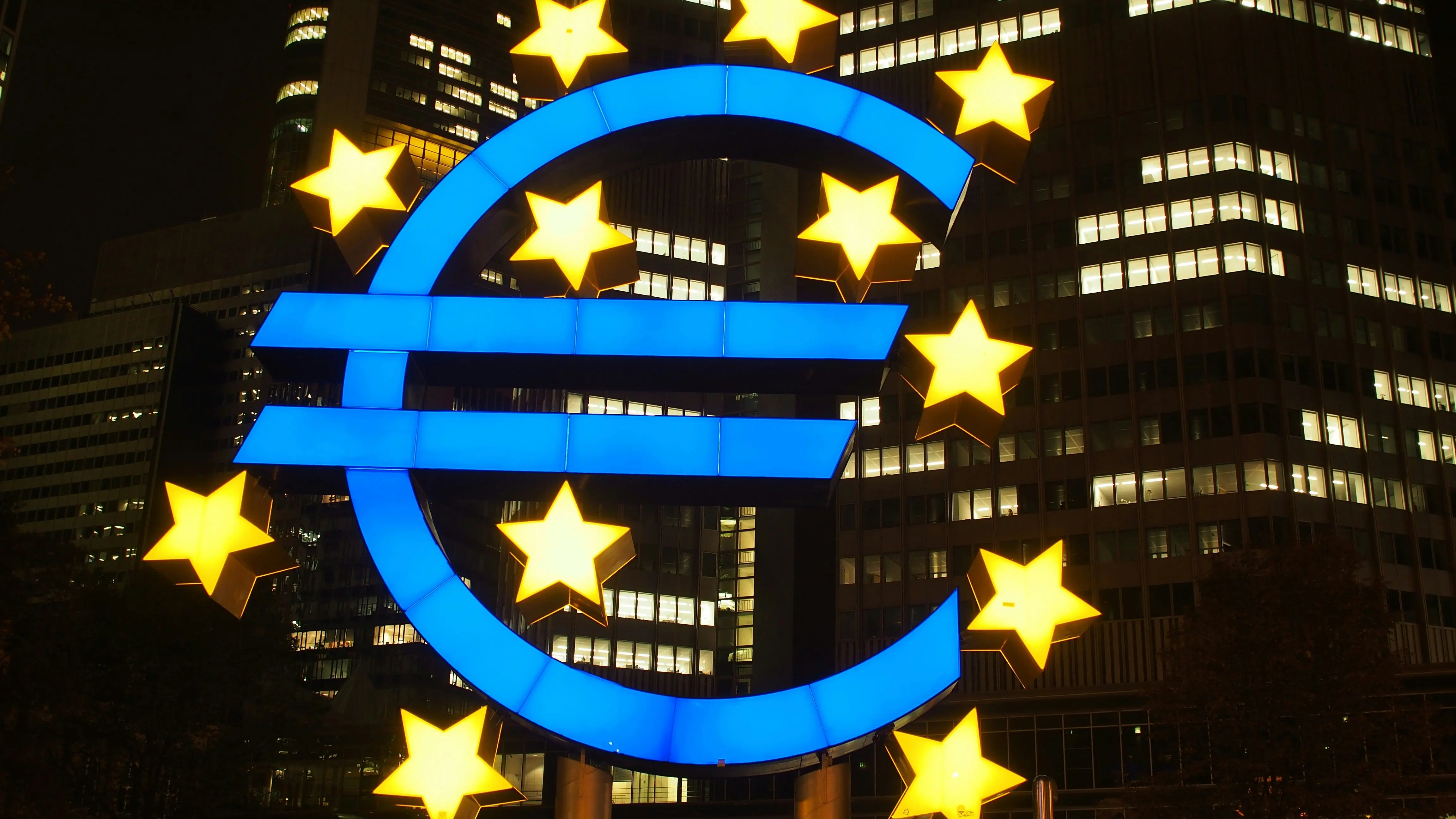 Європейський центральний банк планує вимагати виходу з ринку Росії для двох європейських банків, повідомляє Reuters.