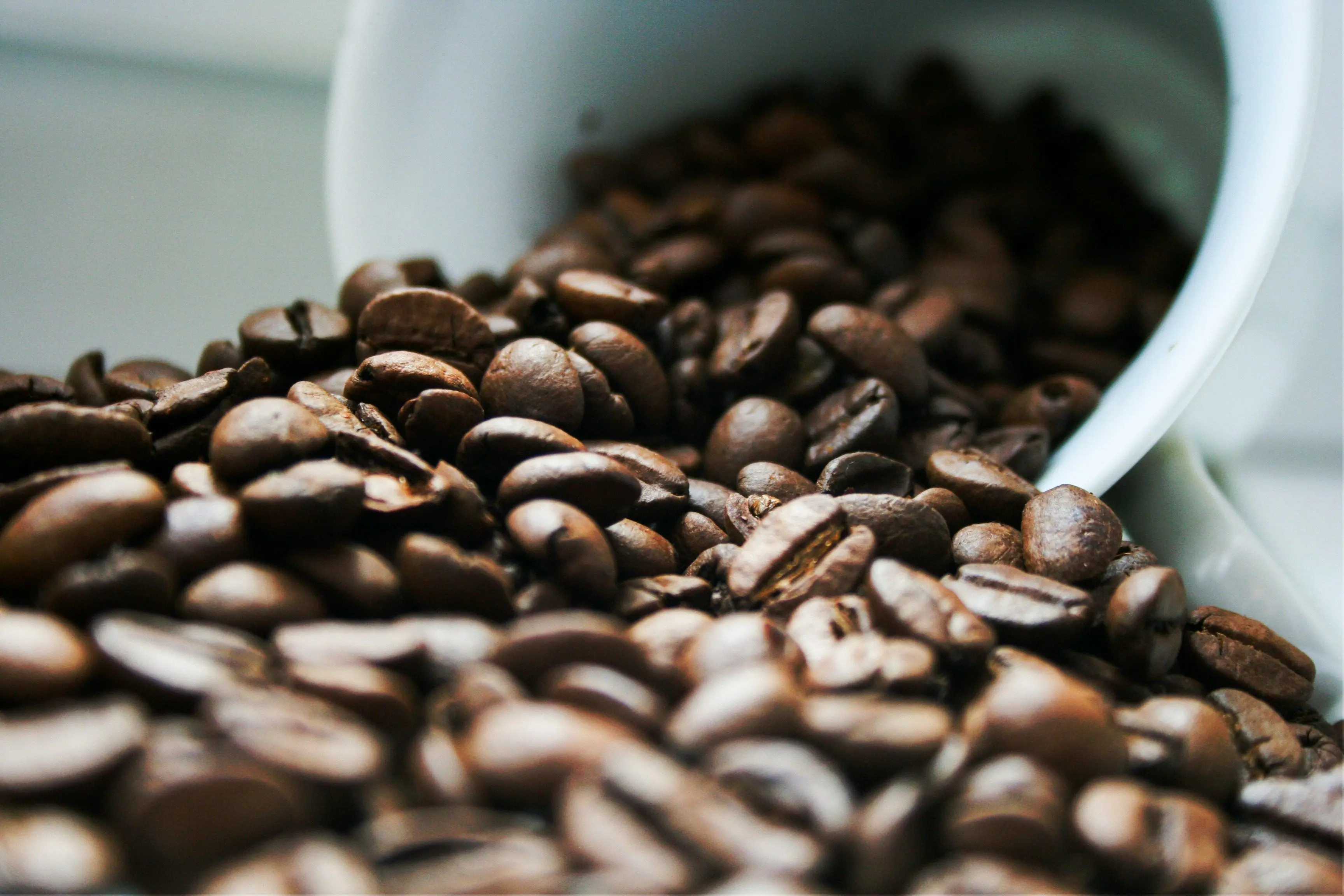 Можливий дефіцит: чому ціни на каву вибухають до рекордних за 16 років?