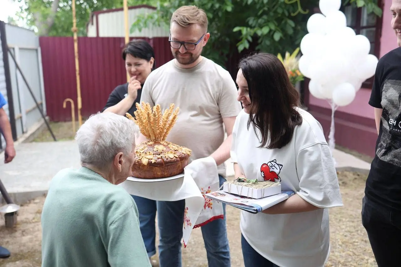 Монобанк подарував будинок 98-річній бабусі, яка самостійно вибралася з окупації: перші знімки.