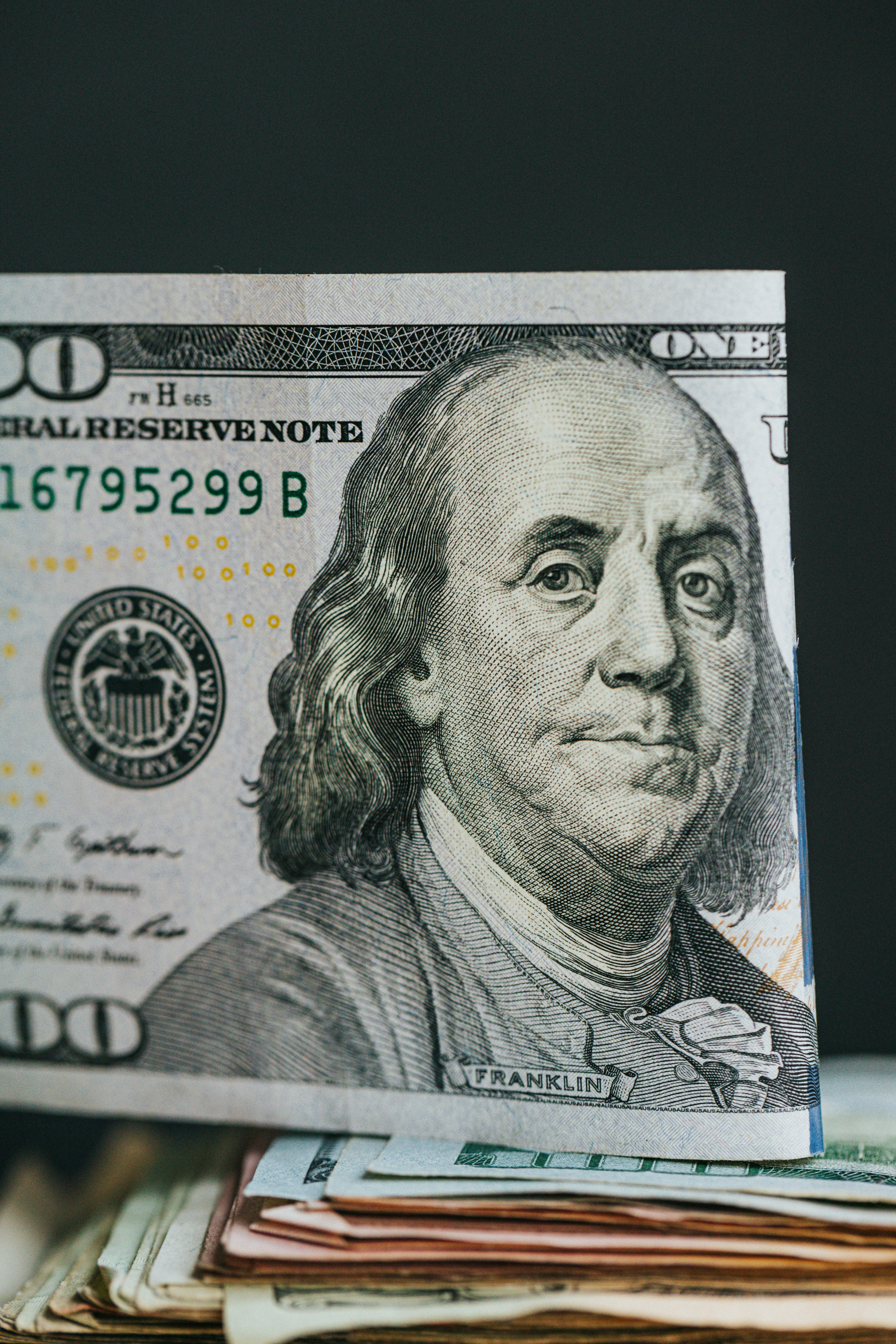 Долар знову впав на ринку: що відбувається з валютою США?